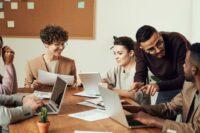 employés qui sourient au bureau