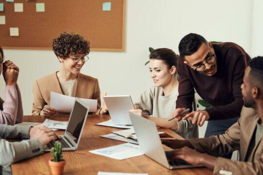 employés qui sourient au bureau